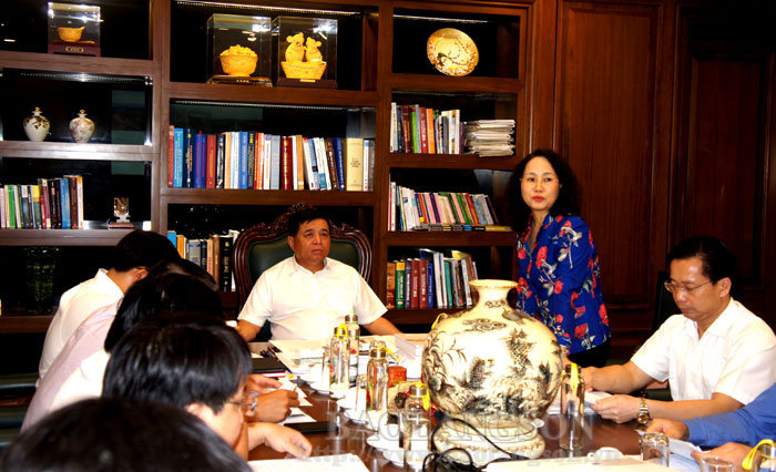 Bí thư Tỉnh ủy Lạng Sơn Lâm Thị Phương Thanh phát biểu tại buổi làm việc với Bộ trưởng Bộ Kế hoạch và đầu tư Nguyễn Chí Dũng.