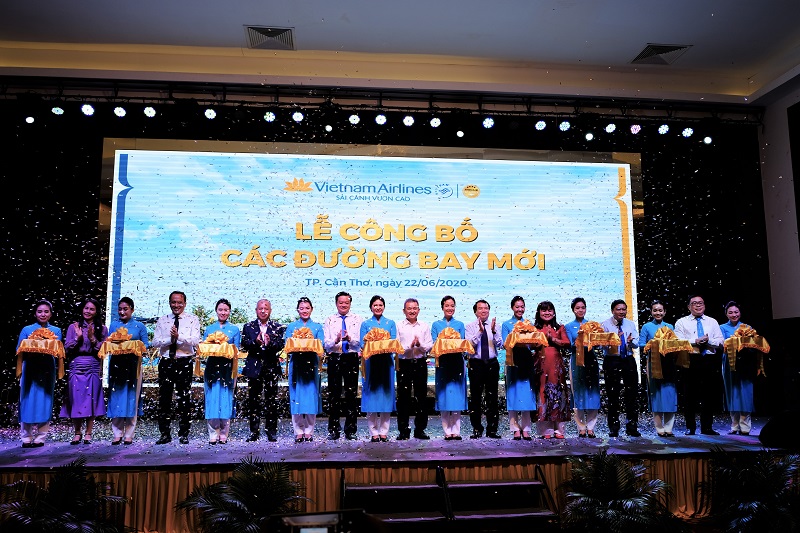 Các đại biểu cắt băng tại lễ công bố 4 đường bay mới kết nối đến Cần Thơ do Vietnam Airlines khai thác.