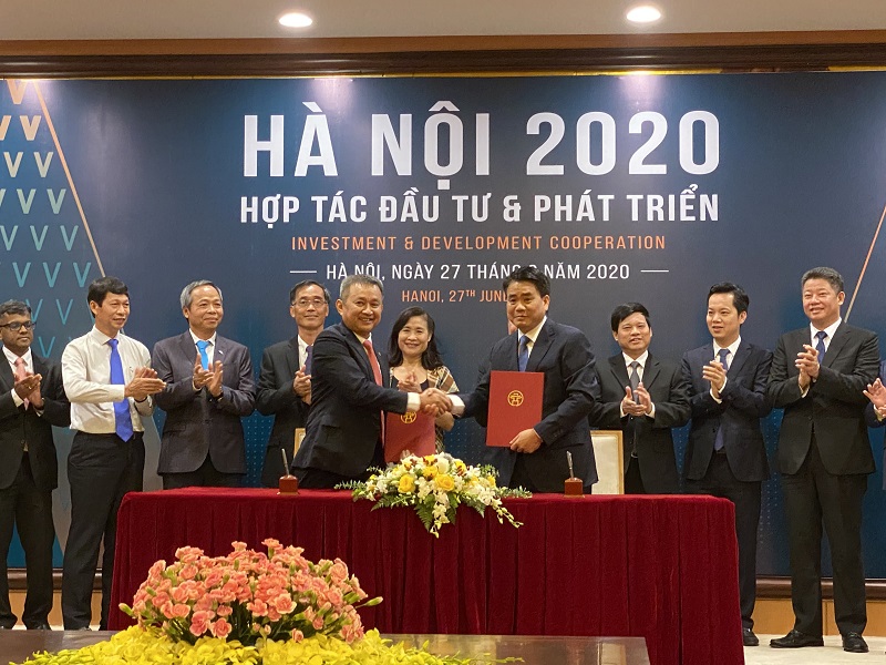 Ông Dương Trí Thành - Tổng giám đốc Vietnam Airlines (trái) và ông Nguyễn Đức Chung - Chủ tịch UBND thành phố Hà Nội (phải) đại diện hai bên ký biên bản ghi nhớ hợp tác.