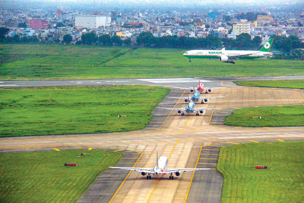 Việc sửa đường băng 2 sân bay Tân Sơn Nhất và Nội Bài đã khiến nhiều chuyến bay của các hãng hàng không bị ảnh hưởng.