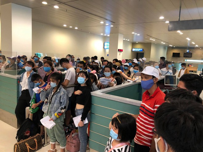 Các hành khách trên các chuyến bay từ Đà Nẵng về Cần Thơ đang chờ đợi được xét nghiệm Covid -19.