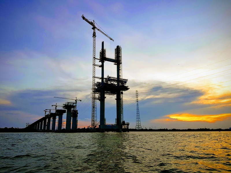 Thi công xây dựng cầu Bình Khánh thuộc Dự án đường cao tốc Bến Lức - Long Thành.