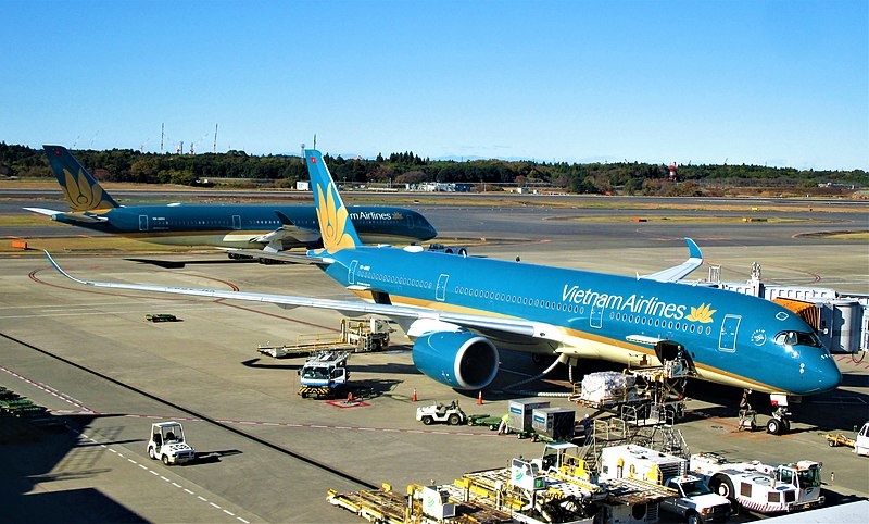 Tàu bay Airbus350 của Vietnam Airlines đón khách tại sân bay Narita - Nhật Bản tại thời điểm trước khi dịch Covid - 19 bùng phát.