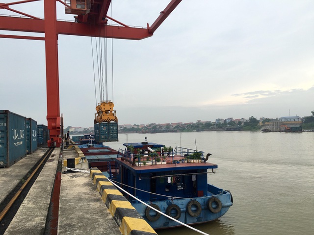 Vận chuyển container bằng sà lan tại cảng Hải Linh, Tp Việt Trì