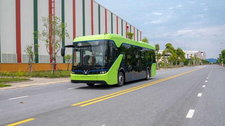 CHẠM MẶT VinBus  Xe bus năng lượng điện mưu trí thứ nhất bên trên nước Việt Nam  Autodailyvn  YouTube