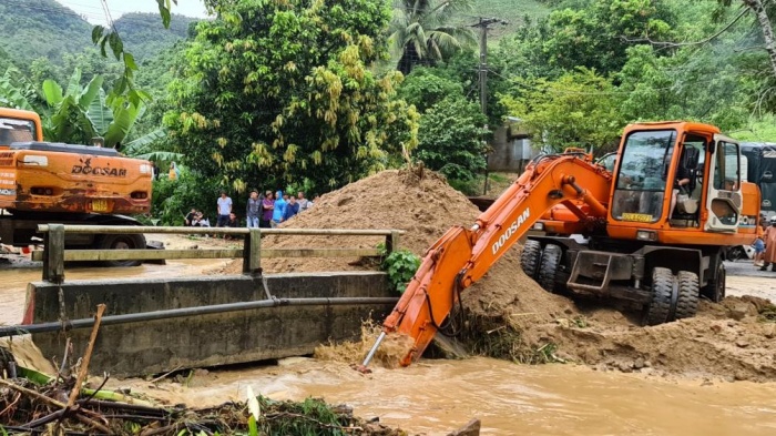 Phương tiện khơi thông cầu cống đảm bảo thoát nước lũ, bảo vệ công trình cầu trên tuyến QL, đường HCM do Cục QLĐB III quản lý.