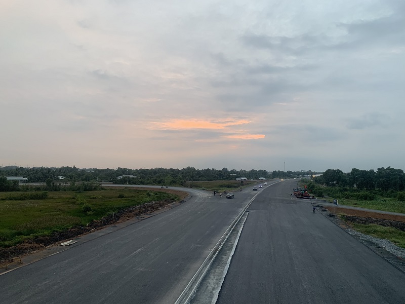 Một đoạn đường cao tốc Trung Lương - Mỹ Thuận đã được trải cấp phối đá dăm phục vụ khai thác tạm thời.