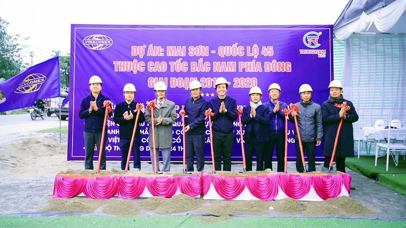 Các đại biểu thực hiện nghi thức khởi công Gói thầu XL -14 thuộc Dự án thành phần đường cao tốc Mai Sơn - Quốc lộ 45.