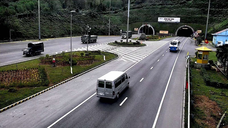 Các doanh nghiệp vận tải và người dân được hưởng lợi lớn từ việc khai thác 2 đường hầm đường bộ Hải Vân.