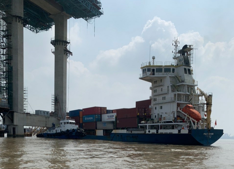 Hiện trường vụ tàu Phúc Khánh mất lái, va trôi vào cẩu tháp phục vụ thi công cầu Phước Khánh.