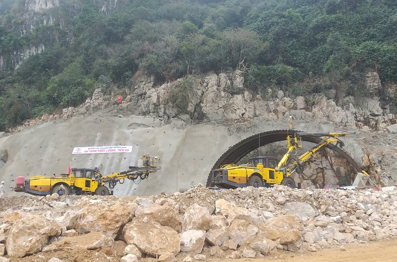 Thi công hạng mục hầm đường bộ tại Dự án cao tốc Bắc - Nam đoạn Mai Sơn - Quốc lộ 45.