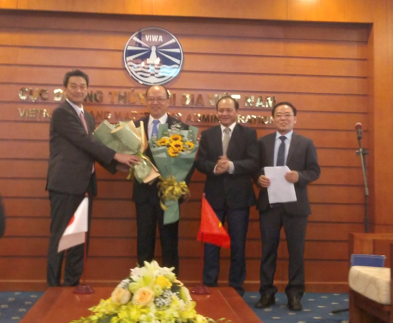 Ông Nguyễn Nhật - Thứ trưởng Bộ GTVT và ông Asazuma Shinchi - Phó Đại sứ, Đại sứ quán Nhật Bản tại Việt Nam chúc mừng ông Bùi Thiên Thu.