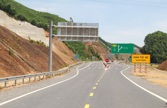 Một đoạn cao tốc La Sơn - Túy Loan do Nhà nước đầu tư.