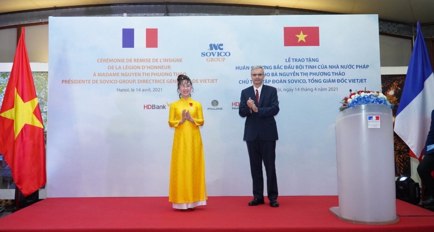 Đại sứ Cộng hòa Pháp tại Việt Nam Nicolas Warnery trao Huân chương Bắc đẩu Bội tinh cho bà Nguyễn Thị Phương Thảo.