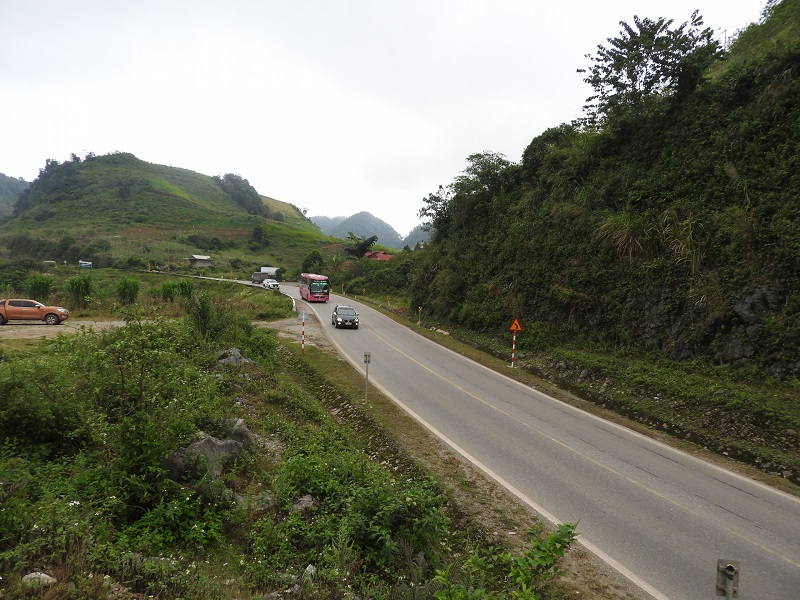Một khúc cua trên Quốc lộ 6 đoạn qua huyện Vân Hồ, tỉnh Sơn La. Ảnh: M.C