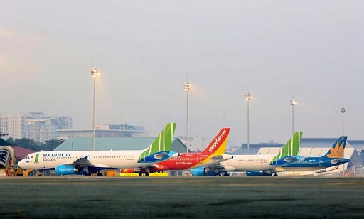 Các hãng hàng không đang chờ cất cánh tại sân bay Nội Bài.