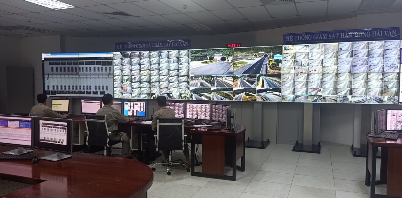Cán bộ đơn vị quản lý vận hành hầm Hải Vân theo dõi giao thông qua hệ thống camera giám sát.