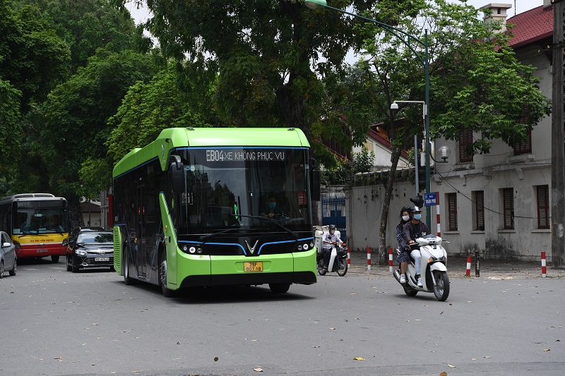 Xe buýt điện của VinBus vận hành thử trên đường Trần Phú - quận Ba Đình, Hà Nội.