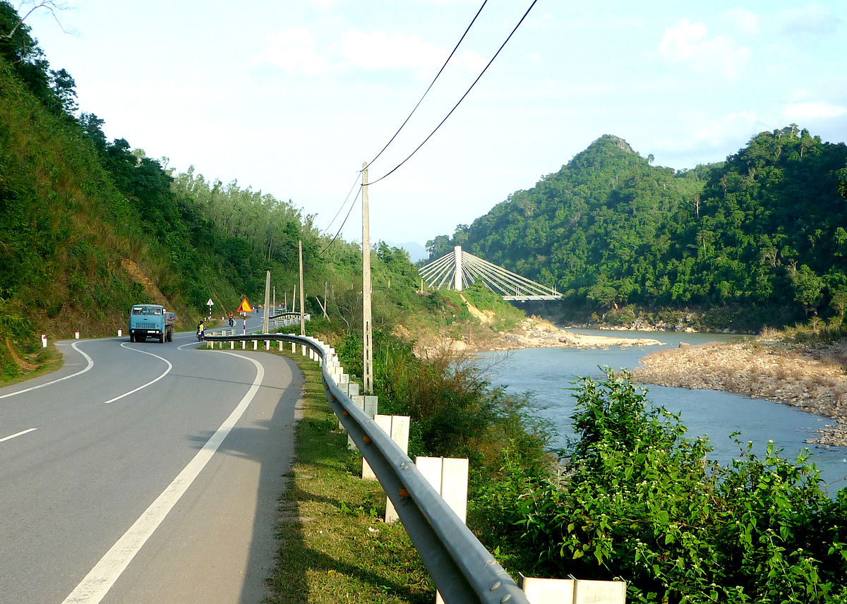 Một đoạn Quốc lộ 9 lên cừa khẩu Lao Bảo.