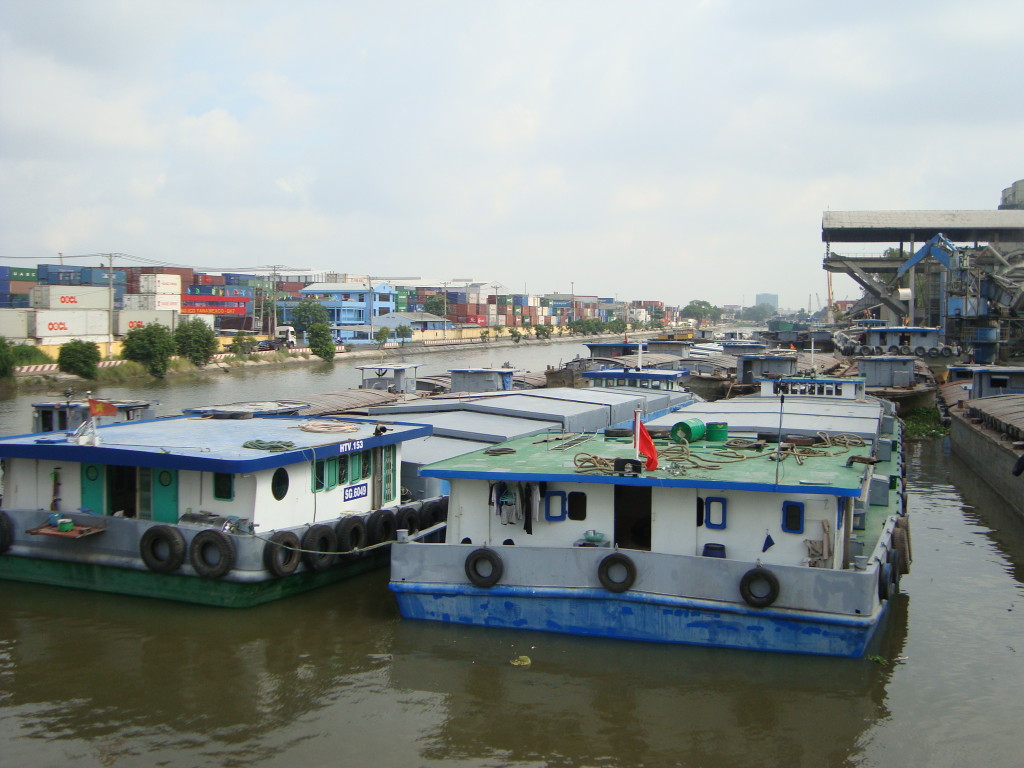 Sà lan vận chuyển container trên tuyến kênh Chợ Gạo - Tiền Giang.