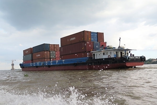 Sà lan vận chuyển container tuyến xuyên biên giới Việt Nam - Campuchia