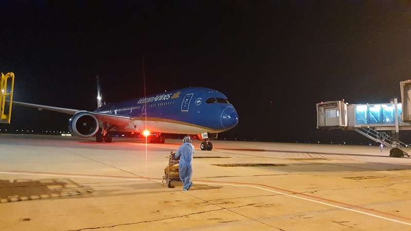 Chuyến bay đầu tiên chở công dân Việt Nam từ Hoa Kỳ trong năm 2021 hạ cánh an toàn tại Cảng hàng không quốc tế Cam Ranh lúc 0h ngày 25/6.