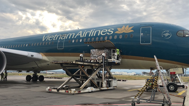 Tàu bay của Vietnam Airlines bốc xếp lô hàng 190.000 bộ kit xét nghiệm nhanh Covid-19 tại sân bay Franf