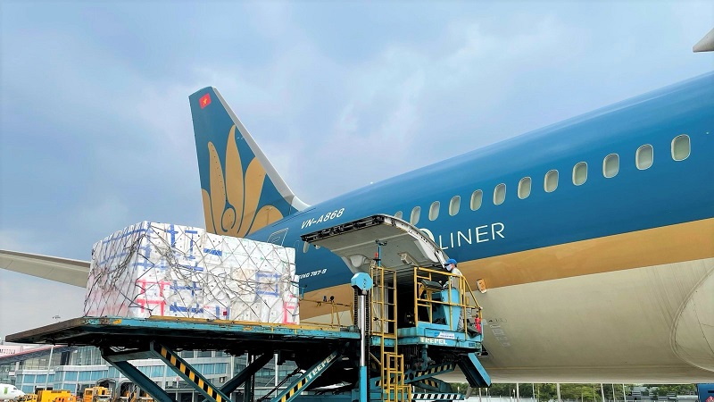  Vietnam Airlines đã hoán đổi 5 tàu bay gồm 2 tàu bay A321 và 3 tàu bay A350 sang chở hàng theo hình thức tháo ghế hành khách để chở hàng trên khoang.