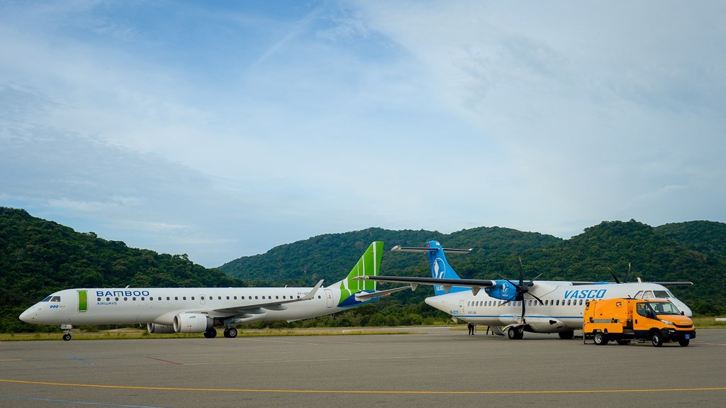 Hiện nay sân bay Côn Đảo chỉ có các đường bay do Bamboo Airways khai thác bằng tàu bay phản lực vùng Embraer E195 và VASCO khai thác bằng tàu bay phản lực cánh quạt ATR72.