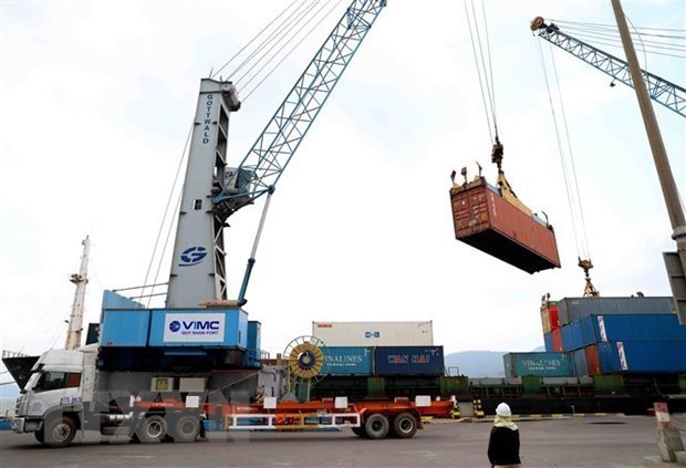 Bốc dỡ hàng hóa tại Cảng Quy Nhơn. (Ảnh: Thanh Tùng/TTXVN)