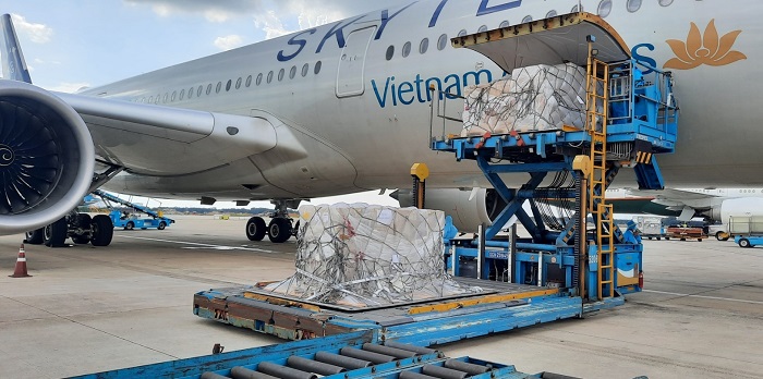 Sản lượng vận chuyển hàng hóa nửa đầu năm 2021 của Vietnam Airlines đạt gần 100.000 tấn, trong đó có nhiều loại hàng hóa cấp thiết phục vụ công tác phòng, chống dịch hay hàng hoá viện trợ của Chính phủ, nhân dân Việt Nam cho các nước và ngược lại. 