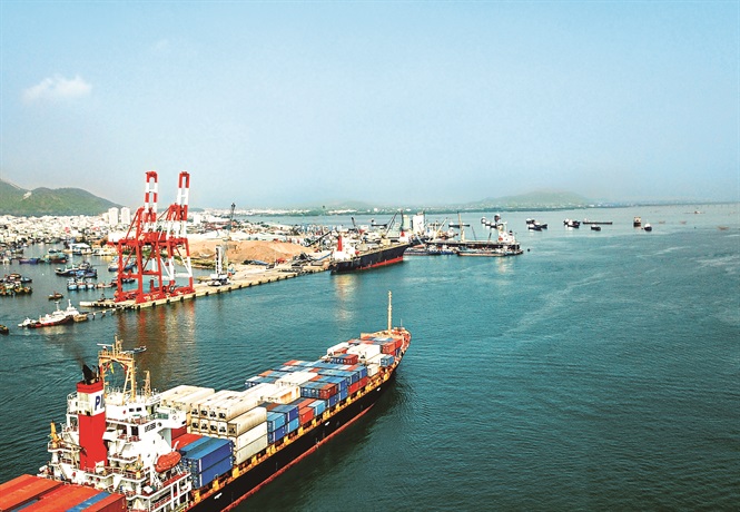 Tàu chở container vào trả hàng tại cảng Quy Nhơn.