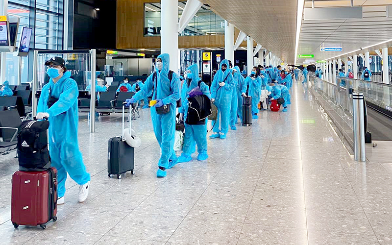 Sân bay Nội Bài vẫn đang phải duy trì các chuyến bay quốc tế chuyên chở hành khách, hàng hóa để đảm bảo việc thông suốt của nền kinh tế, vận chuyển vaccine, vật tư y tế phòng chống dịch trong nước. 