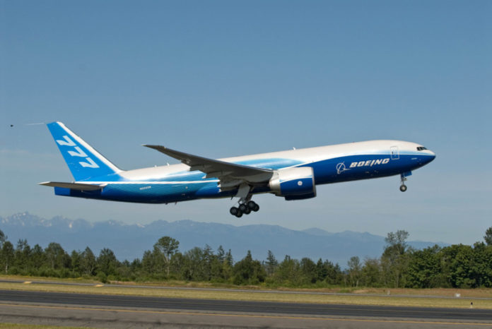 Một tàu bay Boeing 777 F.