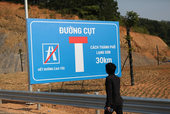 Biển báo đường cụt trên đường cao tốc từ Hà Nội đến cửa khẩu Hữu Nghị do đoạn Chi Lăng - Hữu Nghị chưa được đầu tư đồng bộ (Ảnh; TP).
