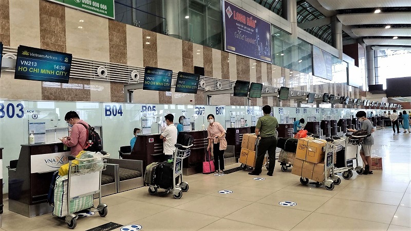 Các hành khách làm thủ tục tại sân bay Nội Bài cho chuyến bay Hà Nội - Tp HCM do Vietnam Airlines thực hiện vào trưa nay.
