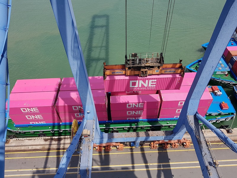 Một sà làn chở container cập cảng Tân Cảng - Cái Mép để bốc xếp. (Ảnh: 