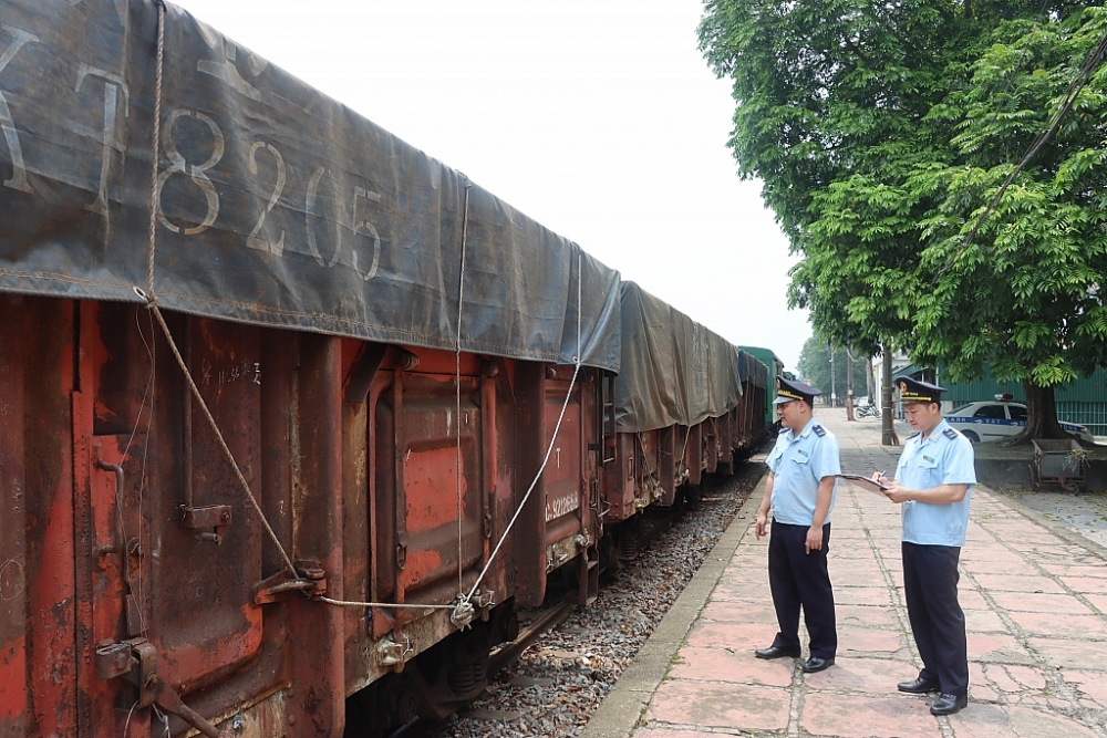 Hoạt động nghiệp vụ tại Chi cục Hải quan ga đường sắt quốc tế Lào Cai. Ảnh: T.Bình.