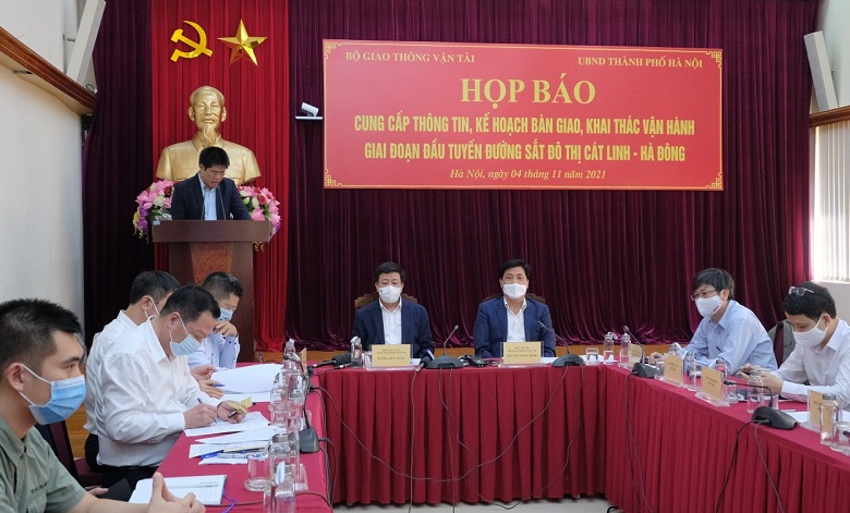 Buổi họp báo do lãnh đạo Bộ GTVT và lãnh đạo UBND Tp Hà Nội đồng chủ trì.