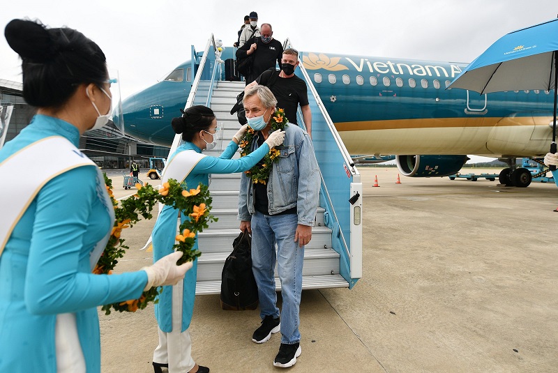 Chào mừng những vị khách du lịch quốc tế đầu tiên tới Việt Nam sau gần 2 năm 