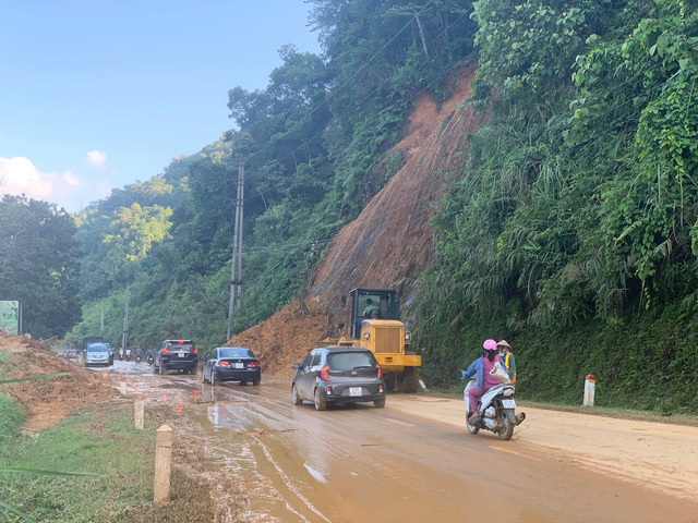 Một đoạn Quốc lộ 2 qua Hà Giang thường xuyên bị sụt trượt do mưa lũ.