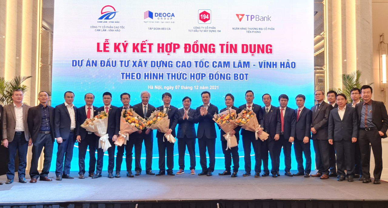 Quang cảnh lễ ký hợp đồng tín dụng Dự án cao tốc Cam Lâm - Vĩnh Hảo.