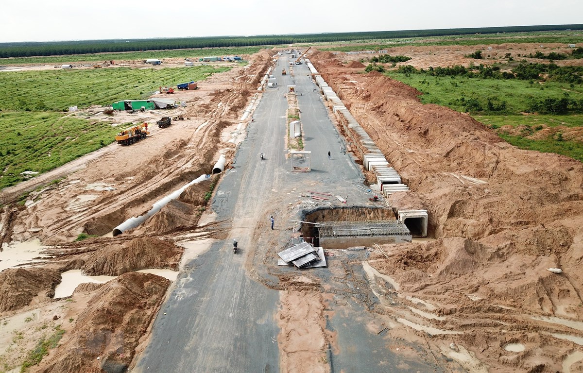 Tuyến đường chính trong Khu tái định cư Lộc An - Bình Sơn đang được hoàn thiện. (Ảnh: Công Phong/TTXVN)