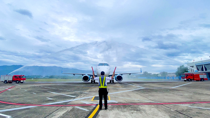 Máy bay Embraer 190 của Bamboo Airways chặng Hà Nộ - Điện Biên hạ cánh tại sân bay Điện Biên Phủ