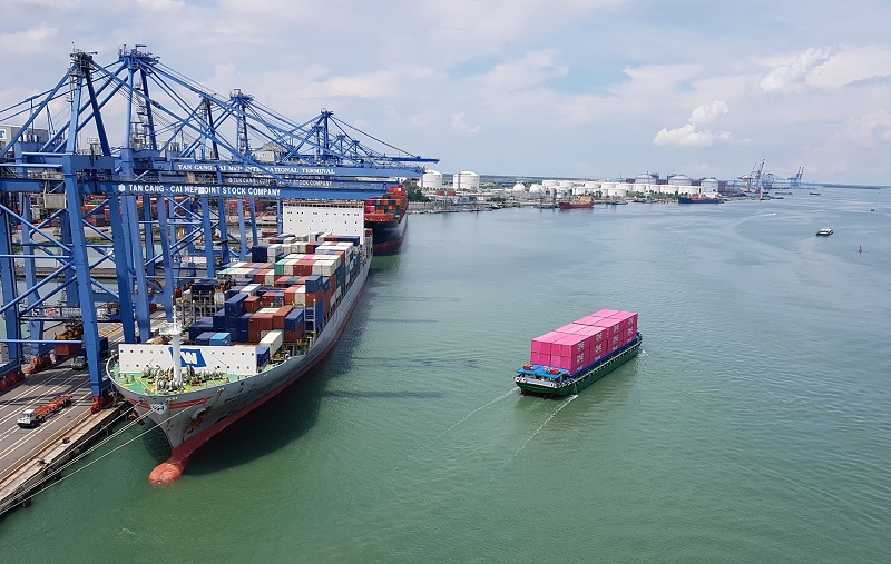 Vận chuyển container bằng sà lan kết nối Tân Cảng - Cái Mép
