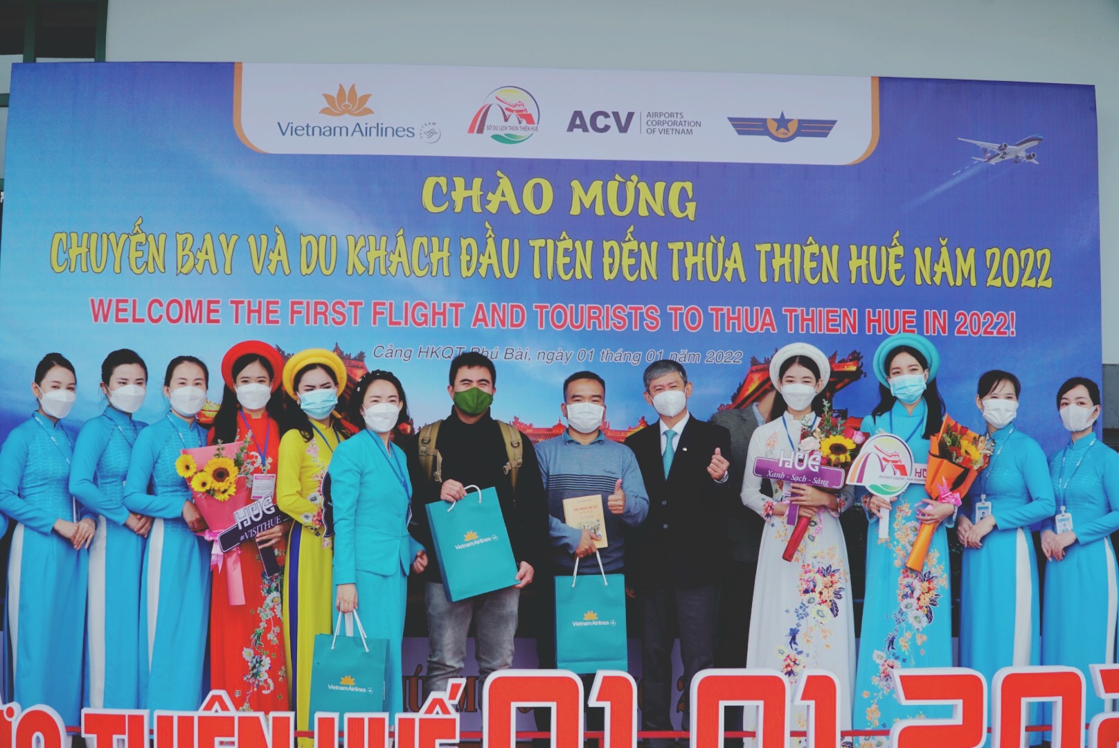 Lãnh đạo Sở Du lịch Thừa Thiên Huế chào đón những vị khách đầu tiên trên chuyến bay VN1543 Hà Nội – Huế đáp lúc 09h25 
