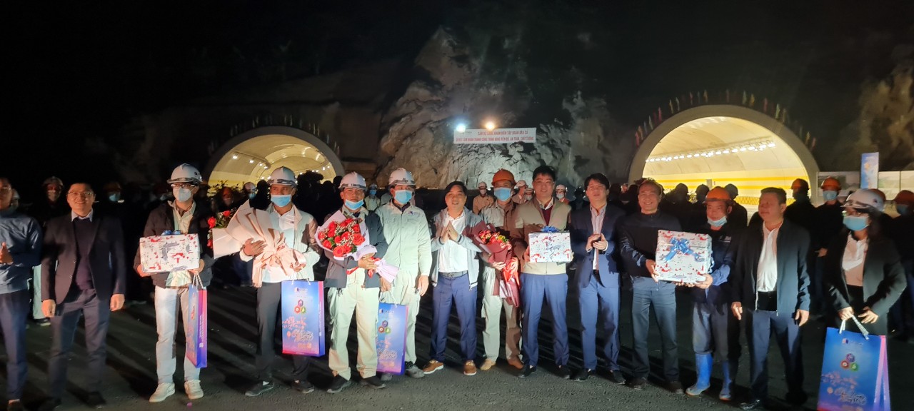 Ông Hồ Minh Hoàng chúc mừng năm mới cán bộ và người lao động tại Dự án hầm Bao biển