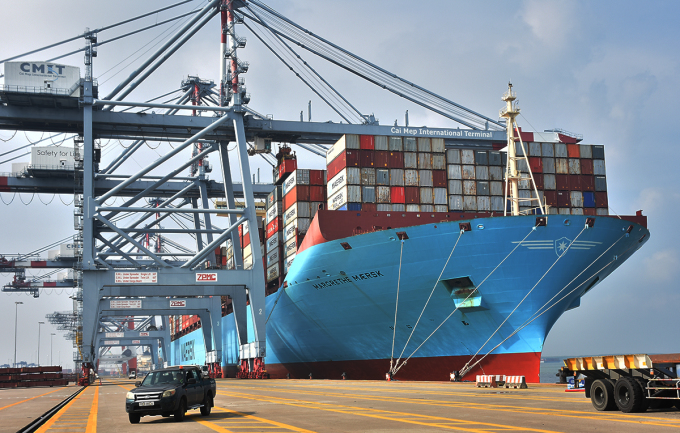 Siêu tàu container Margrethe Maersk, dài 399 m, rộng 59 m, trọng tải hơn 214.000 tấn, thuộc nhóm tàu container lớn nhất thế giới cập Cảng quốc tế Cái Mép, sáng 26/10.
