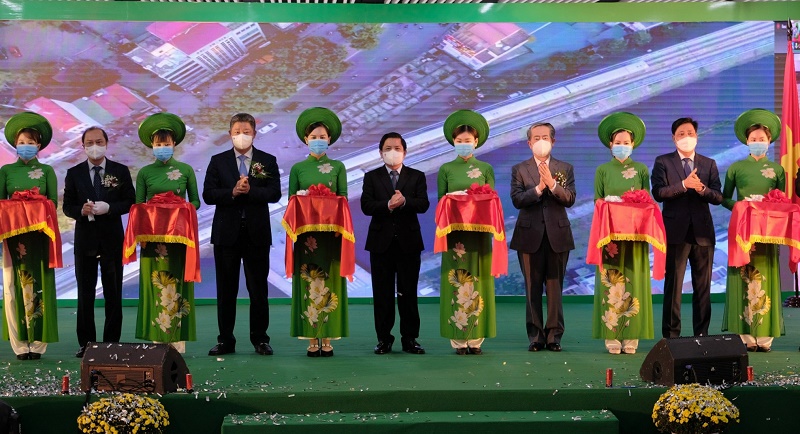 Các đại biểu thực hiện nghi thức khánh thành Dự án đường sắt đô thị tuyến Cát Linh - Hà Đông.