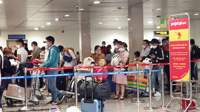 Hoạt động đi lại của người dân bằng đường hàng không đang tăng nhanh trong những ngày gần đây. (Ảnh: Hành khách làm thủ tục tại sân bay Tân Sơn Nhất hôm 19/1).